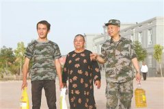 情暖大漠 官兵与和新疆泰新村各族群众并肩战斗